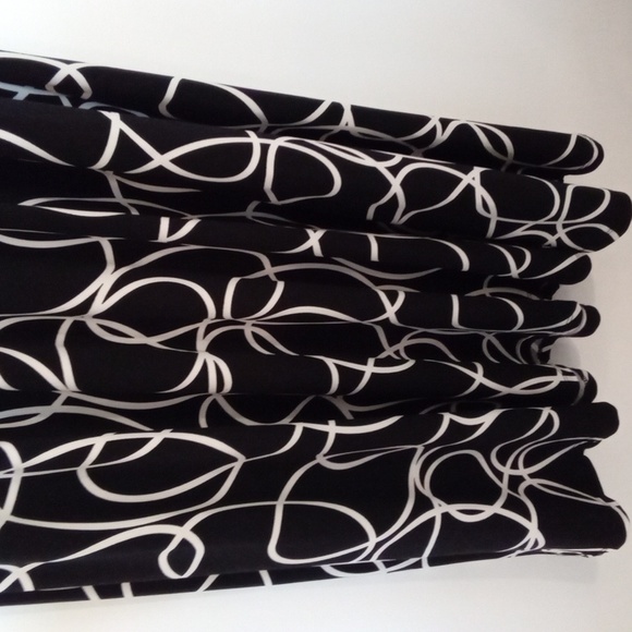 Black and White Geo Print Crossover Front  Dress - Picture 9 of 9